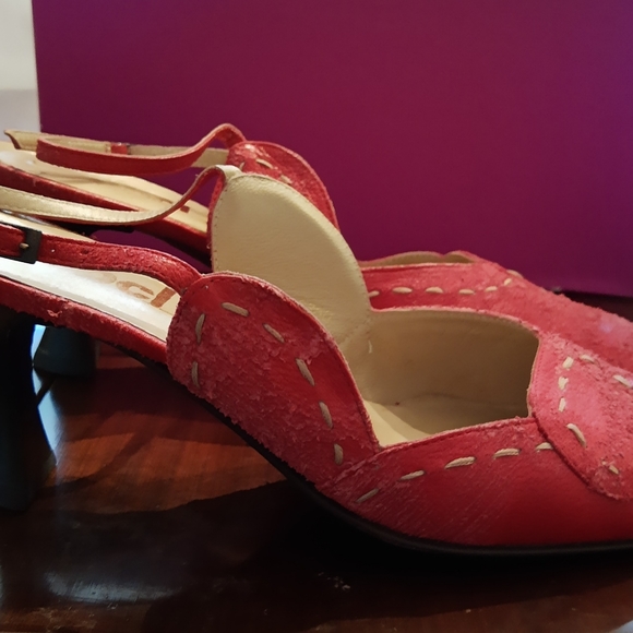 Vero Cuoio red leather 3 inch heels. Size 9 - Picture 4 of 16